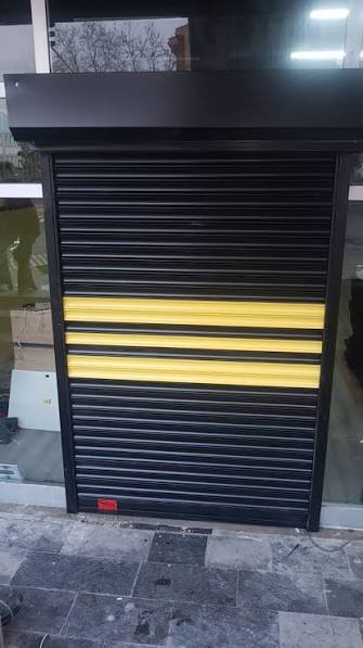 Sarı şeritli siyah mağaza kepengi
